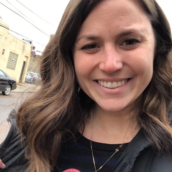 Meet your Posher, Cassie - Picture 4 of 6